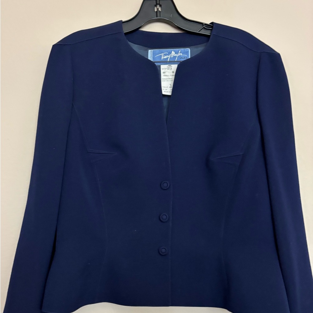 Thierry Mugler Suit
VINTAGE designer suit (2 pieces)